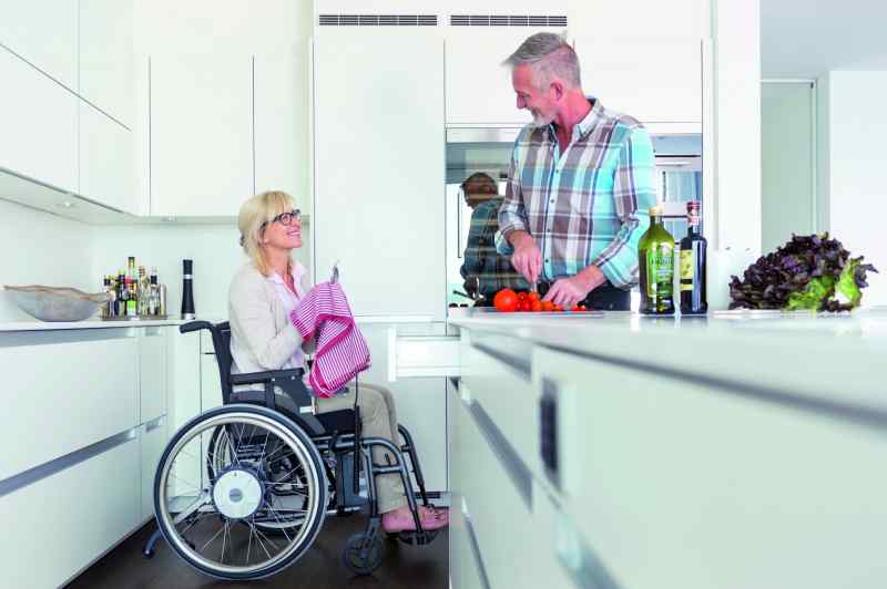 Pigg och frisk i rullstol